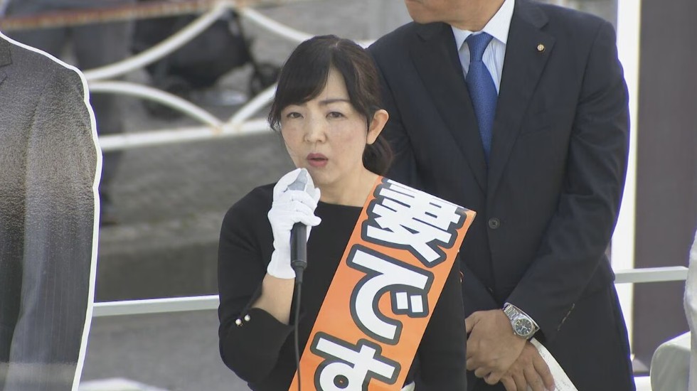 小林鷹之の妻